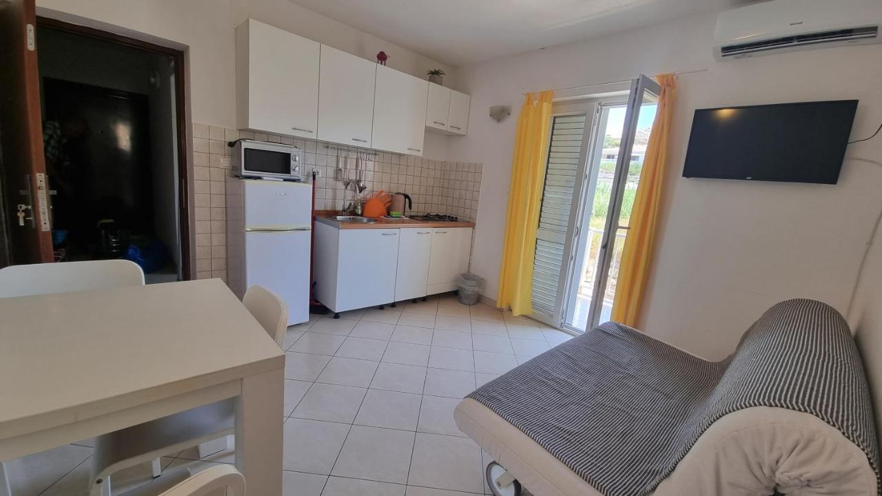 פג Apartments Miki מראה חיצוני תמונה